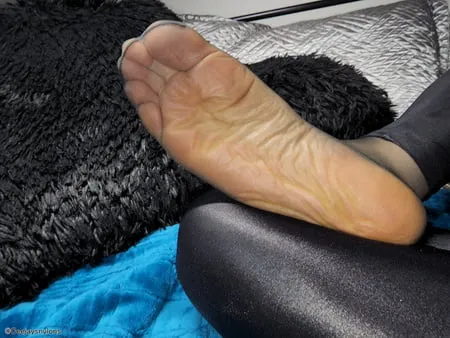 big sexy feet in black nylons           