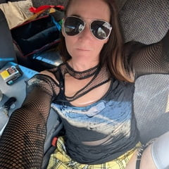 T-djevojka u svom kamionetu