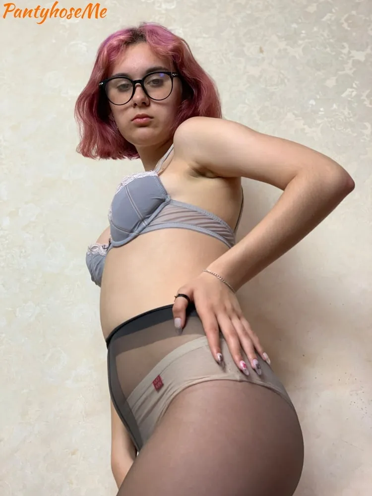 Bra Pantyhose Porn - Nerdy Babe In Bra, Panties and Pantyhose - 23 Pics | xHamster