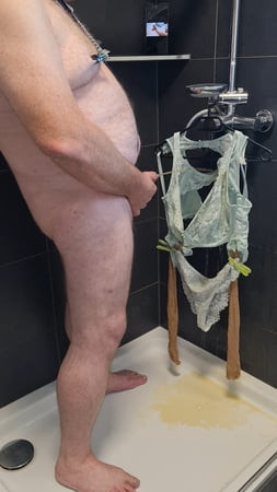 Pissspiele im Badezimmer