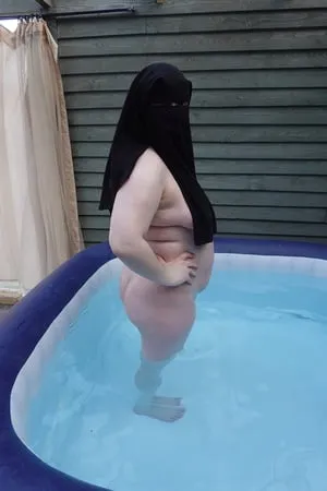 niqab nude in hot tub         