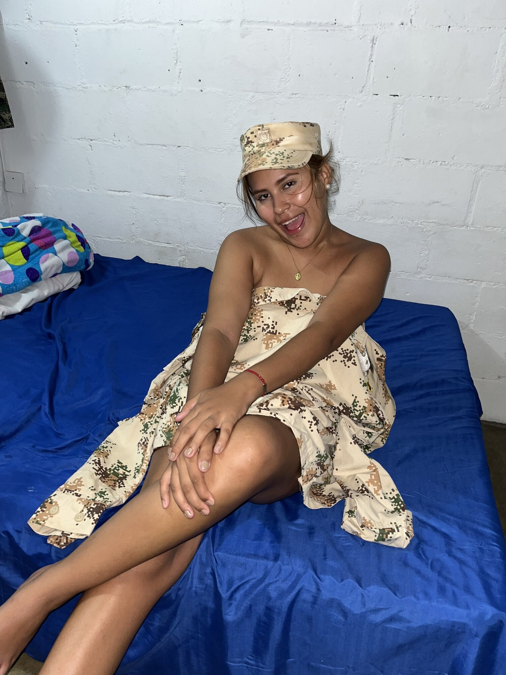 Chica virgen latina sexi con ropa de soldado  #2