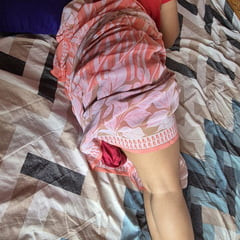 Seksi vruća prekrasna žena s velikim sisama jebe se u sareeju