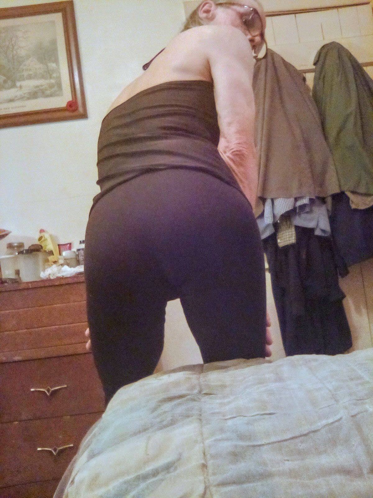 Mellissa in her sexy yoga pants 