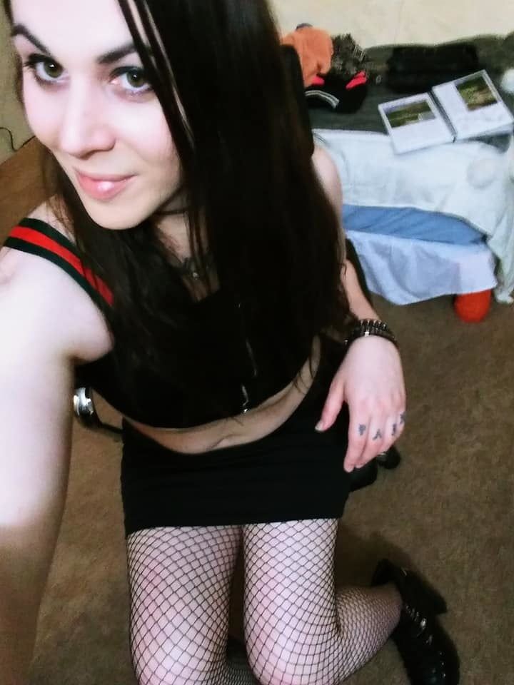 Who wants to make me their lil cumslut fucktoy...? 4