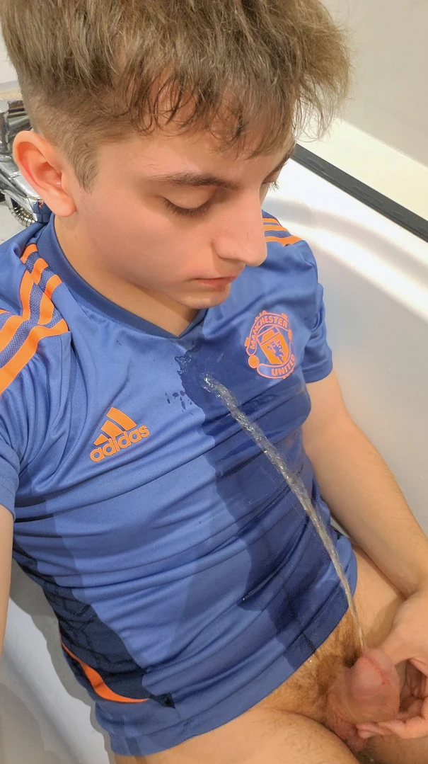 Un joli garçon 😍 pisse