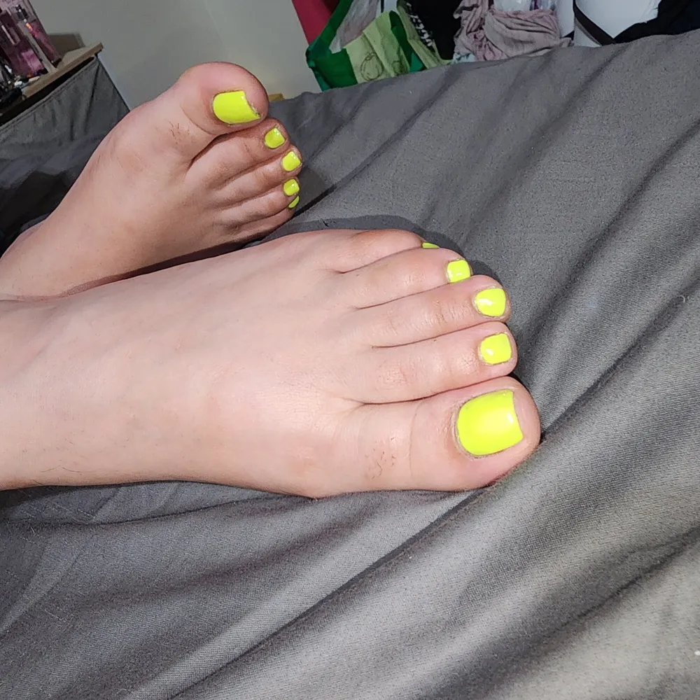 LatinaMilf bright yellow toes #7