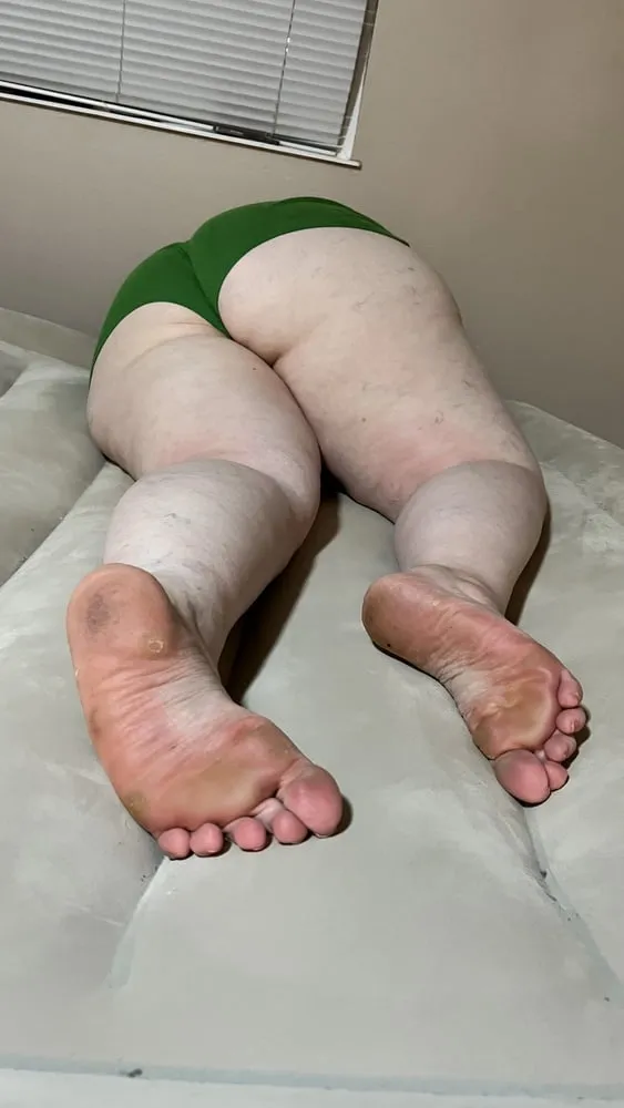 BBW ass and feet/dirty soles (none nude)