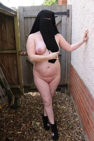 niqab flashing nude in the yard         