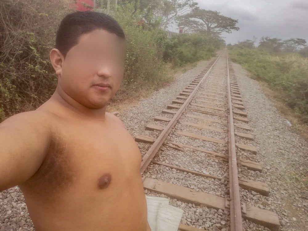 Mis Pezones Exhibidos en las Vias del Tren-Yop Sin Camiseta  #2