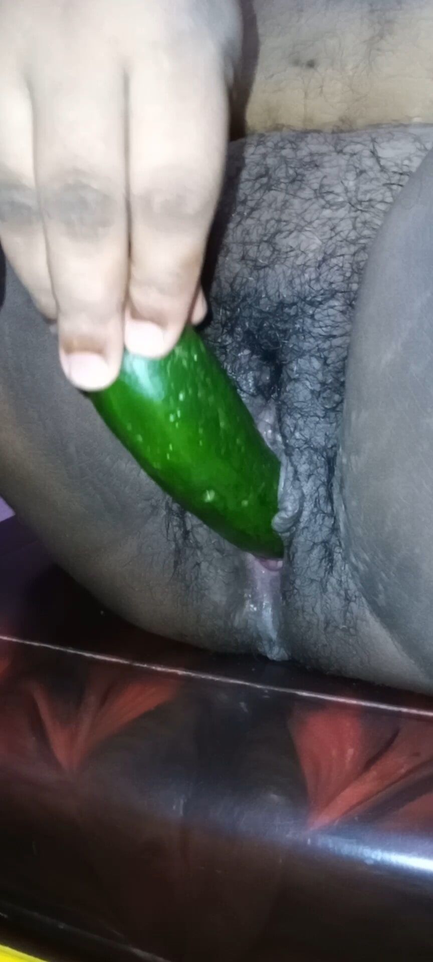 Mi esposa divirtiéndose con pepino 