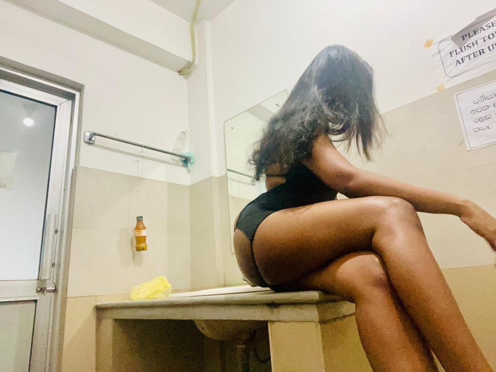 srilankan Girl on public wash room sink #12