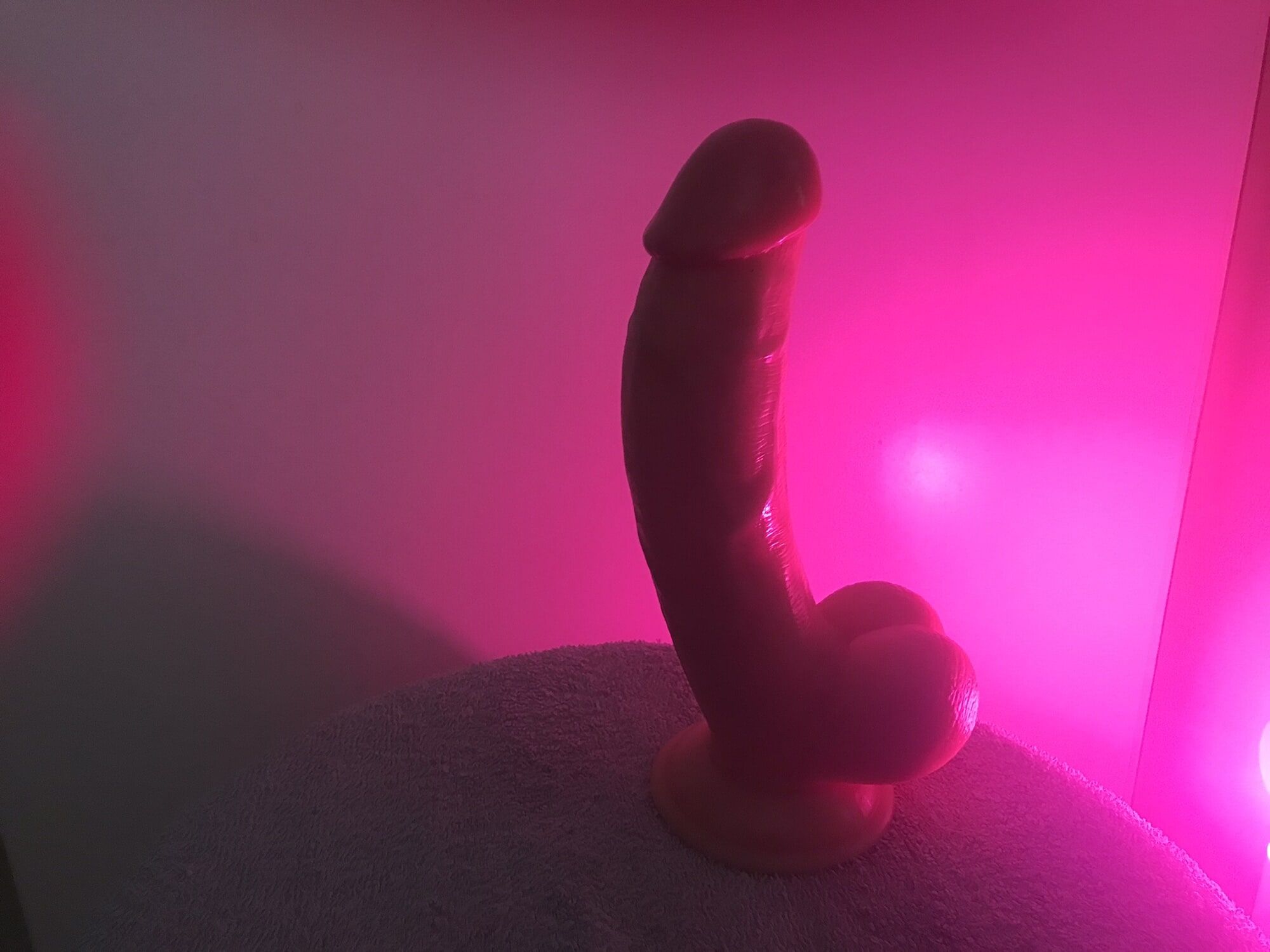 Dildo i rosa ljus