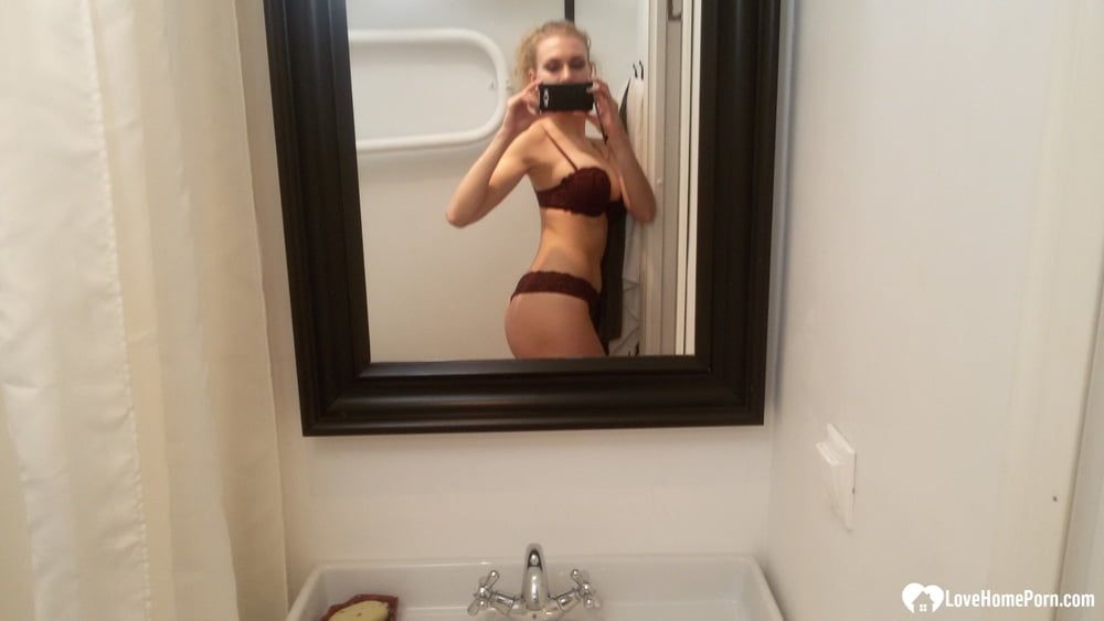 Blonde hottie knows how to take great selfies