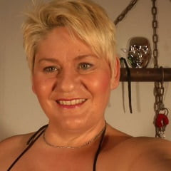 Red - White - Black and 14 centimeters;-)