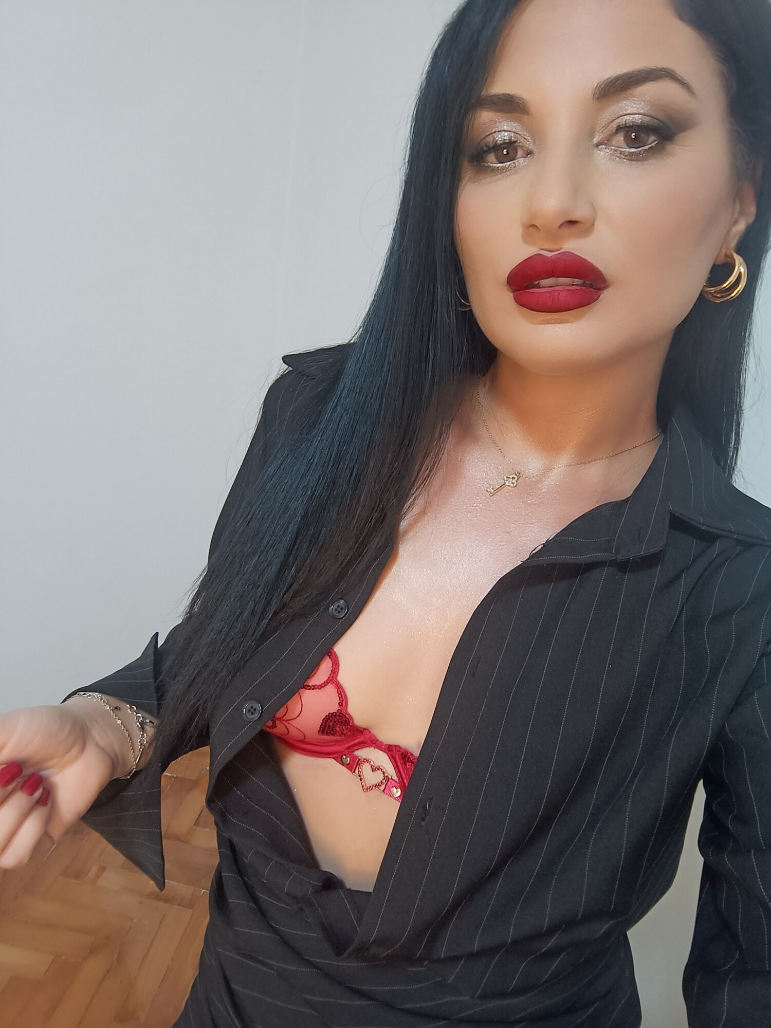 Возбужденная милфа в сексуальном нижнем белье 