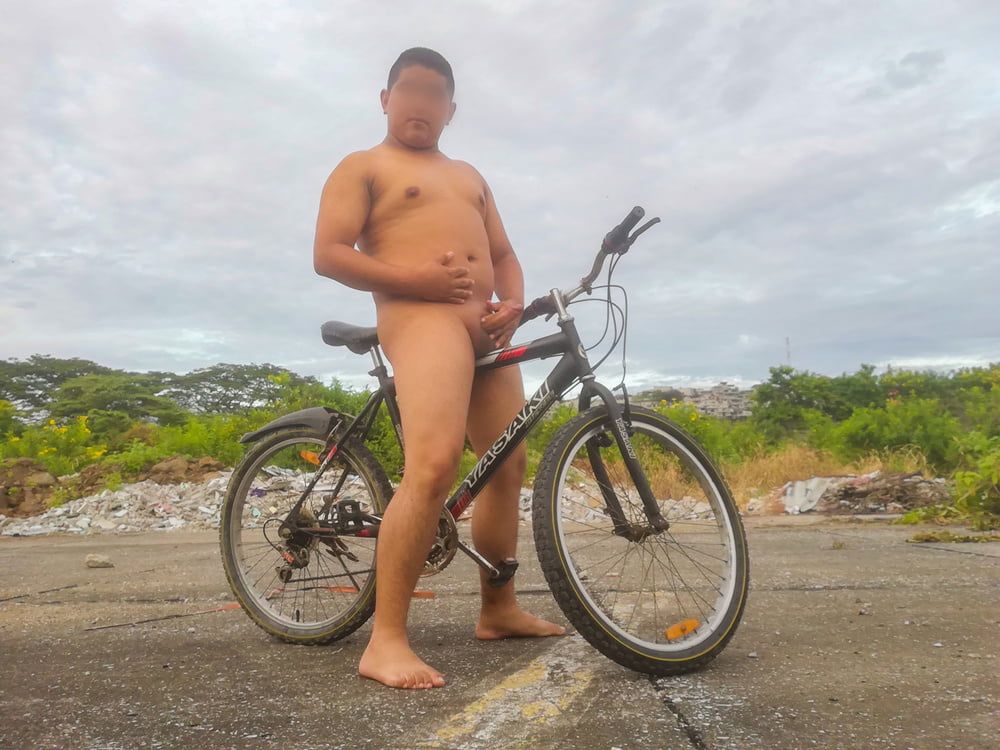 Yop Desnudito en Bicicleta en la Calle 01 #25