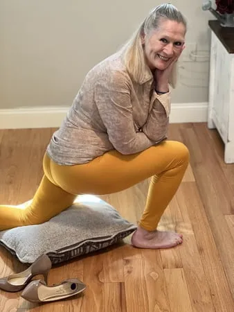    plus milf dani d in yellow leggings         