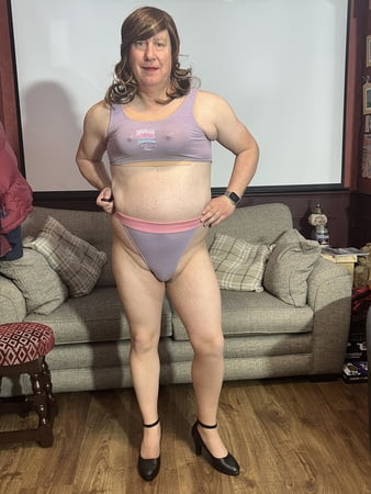 Crossdresser seksi dengan pakaian gym yang seksi.