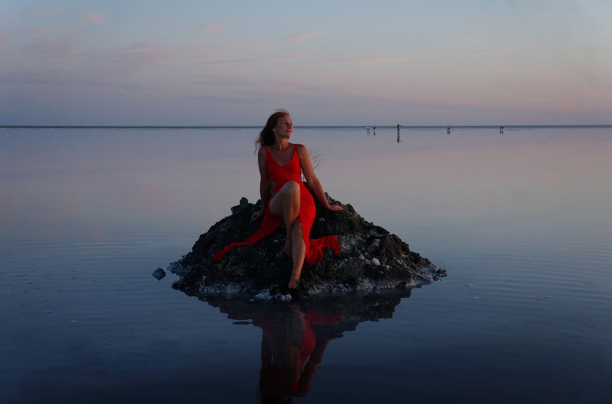 Sur le sel de la surface pendant le coucher du soleil