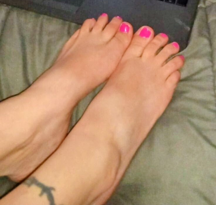 Shaved Pussy, and Sexy Feet!