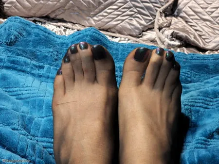 big sexy feet in black nylons           