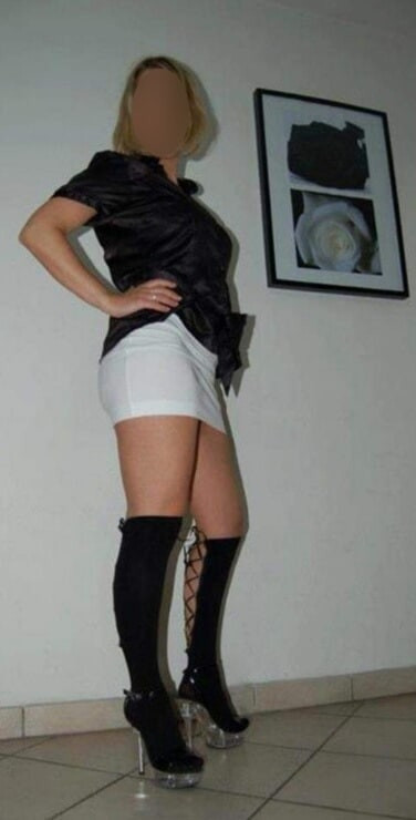 Habillee tout simplement en mini jupe et talons hauts
