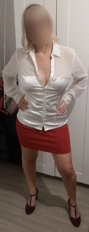 Avec une jolie jupe et un chemisier en satin tout simplement