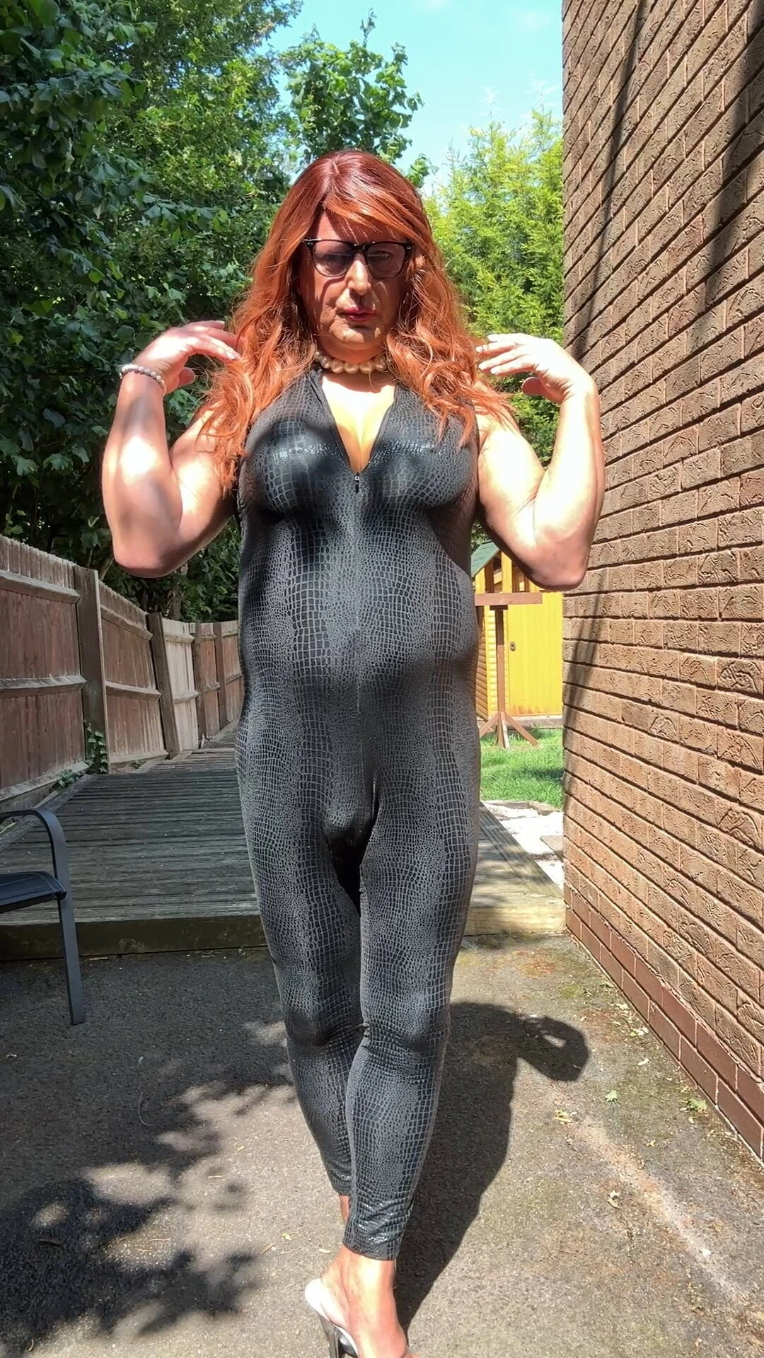 Si seksi crossdresser kellycd2022 dengan kostum pvc catsuit hitam 