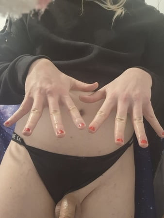 I painted my nails red. 💅