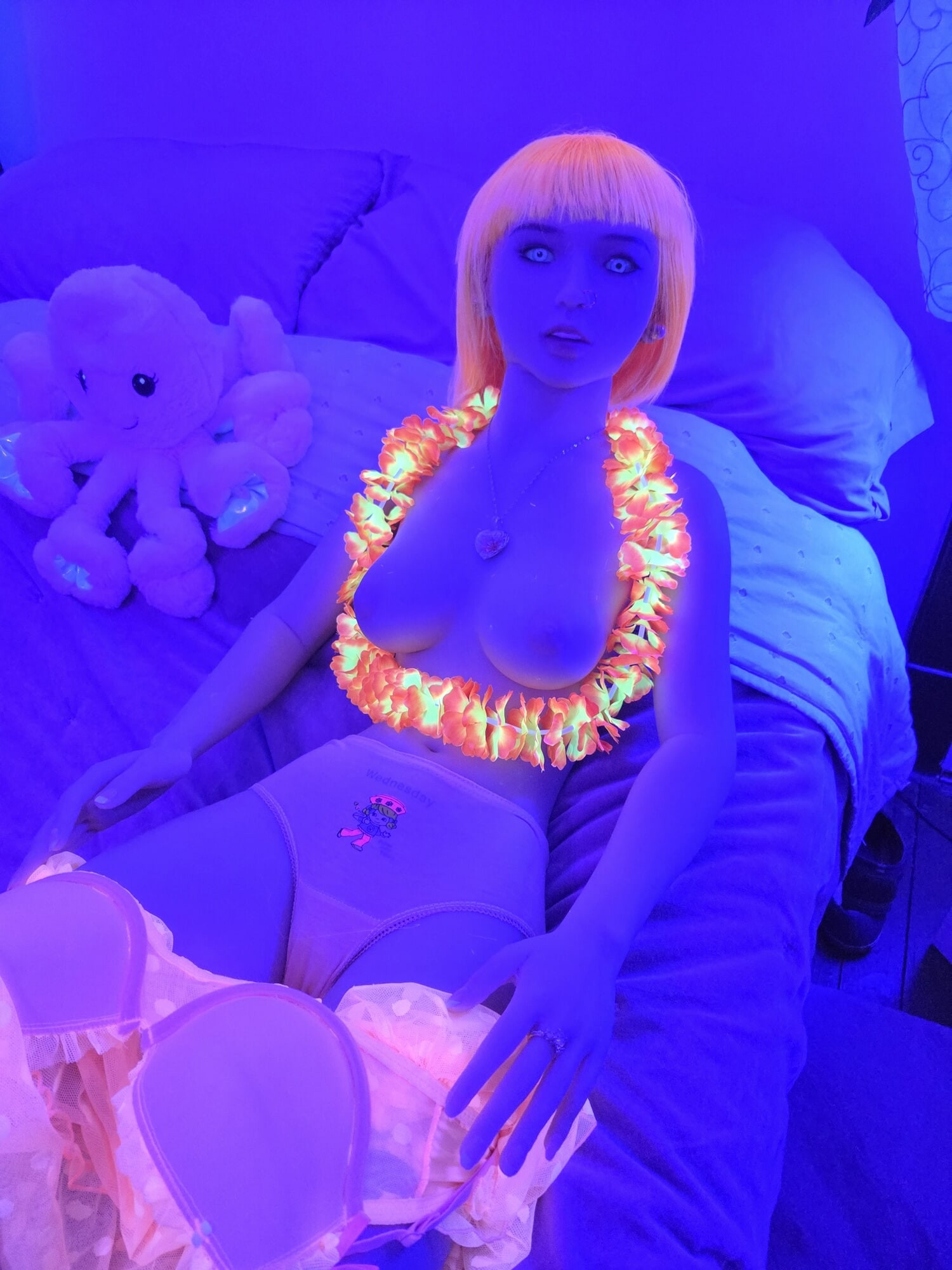 Amber's Blacklight! #32
