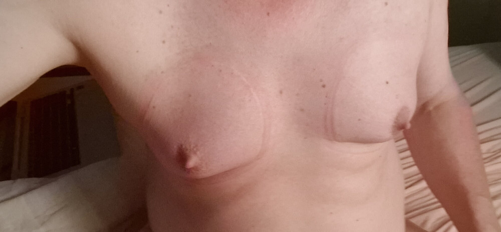 Sissy pumpt die Titten #26