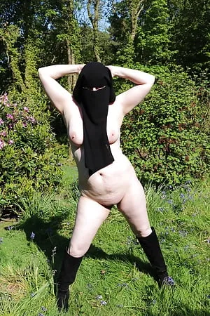 niqab and boots naked outdoors         