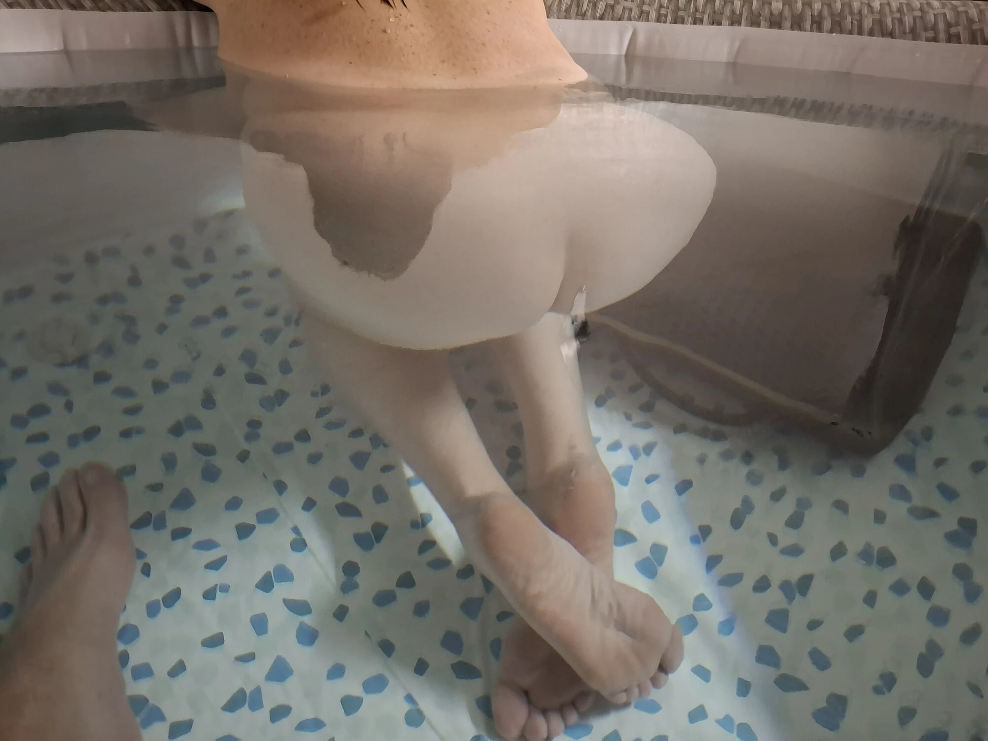 她的大屁股和香港的脚底在水中