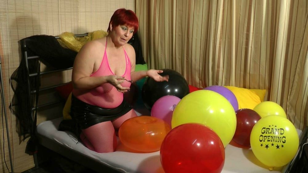 Popping balloons - Fetish Video #5