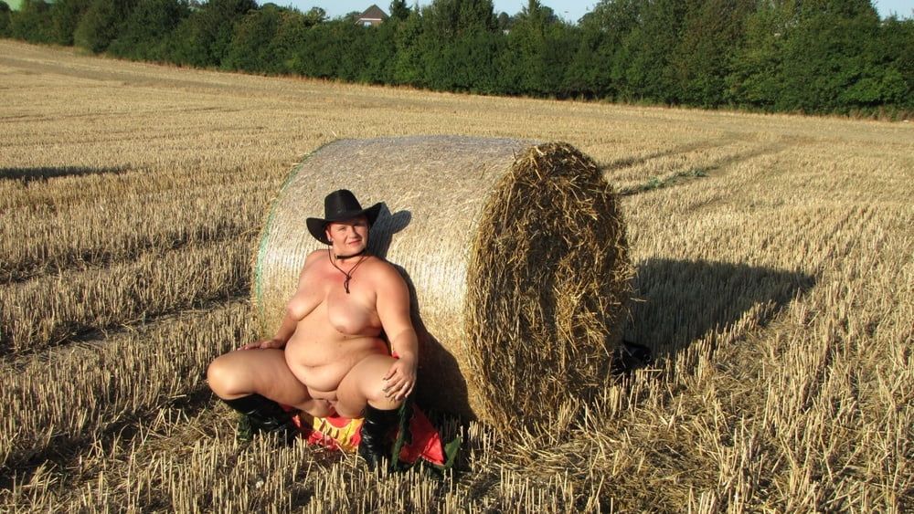 Anna naked on straw bales ... #7