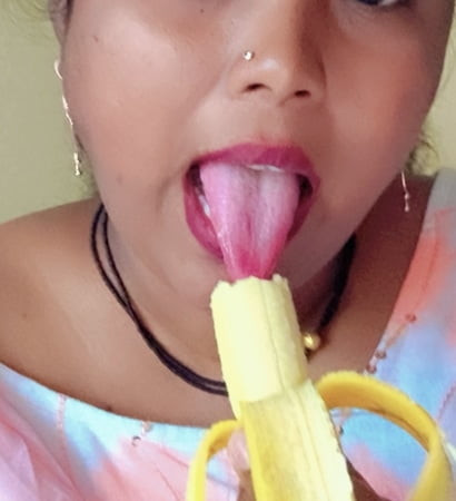 バナナを食べる