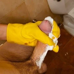 肌肉发达的家伙硬撸管未割包皮手套