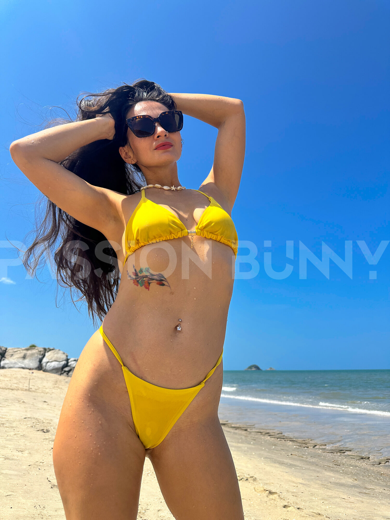 Diversão em público e beleza provocando na praia