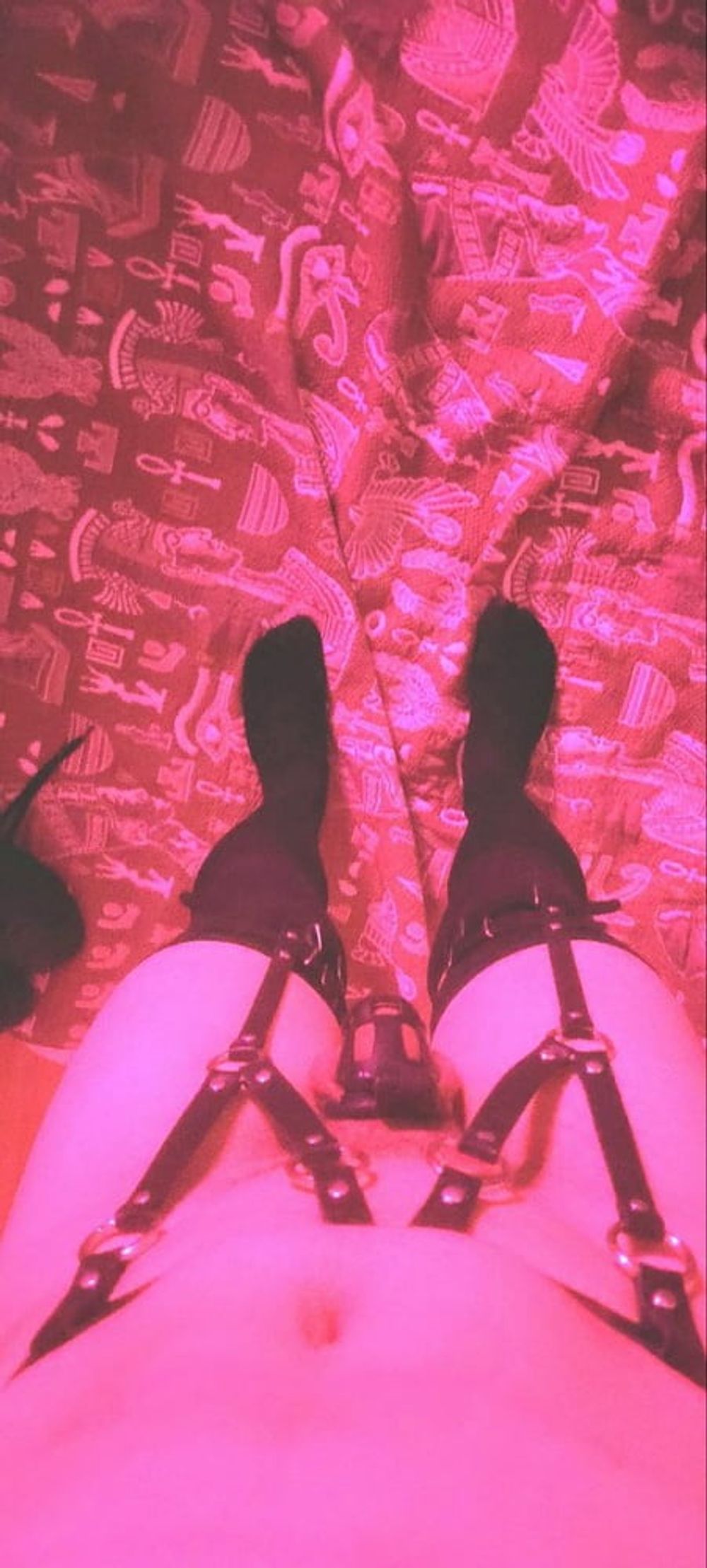 Sissy show her clitty in pink light #5