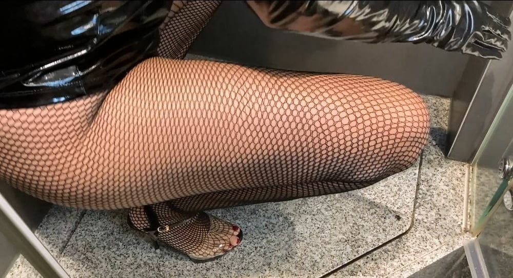 Pissing in Fishnet Pantyhose on Gloves #12