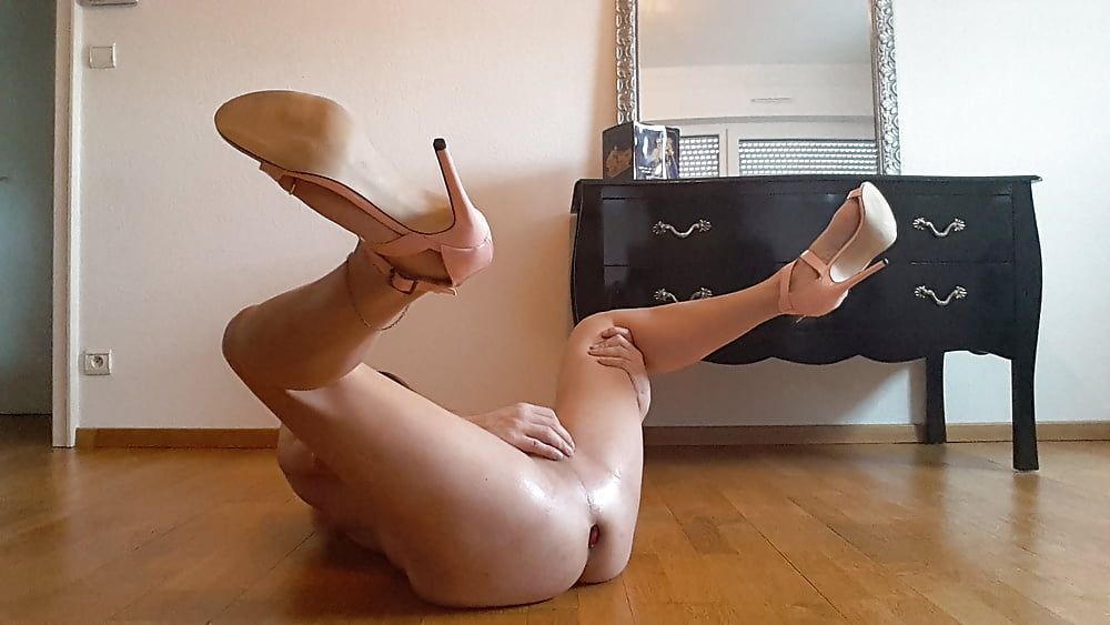 Tygra babe hig-heeled naked with a small butt plug. #26