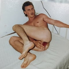 Mladić snima analne selfije