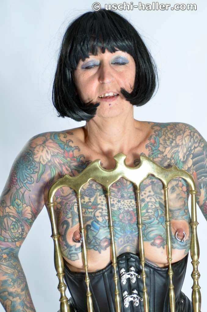 Photo shoot with full body tattooed MILF Cleo - 2 #5