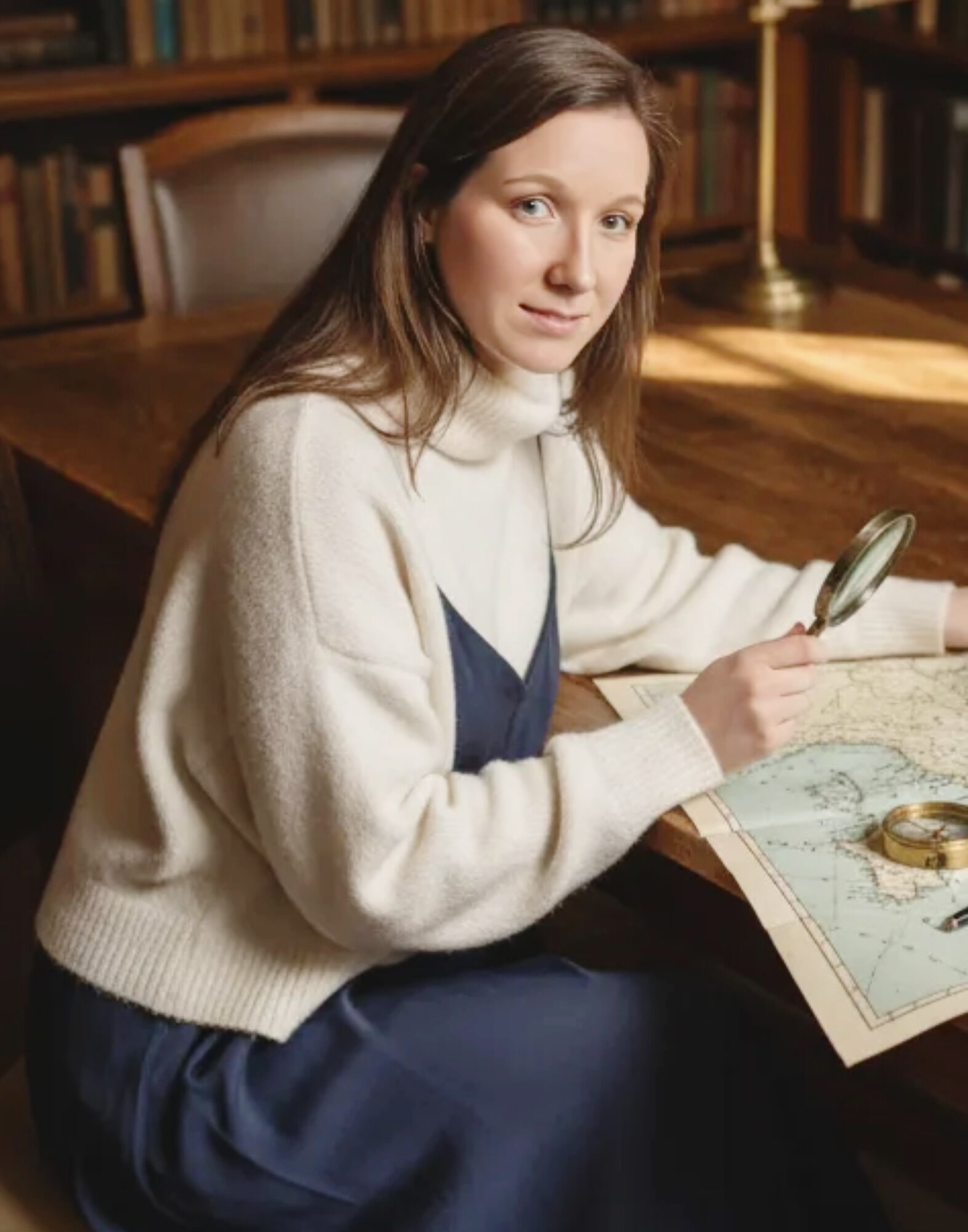 我的61F女仆让我穿着白色高领毛衣裸体姿势