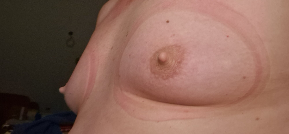 Sissy pumpt die Titten #8