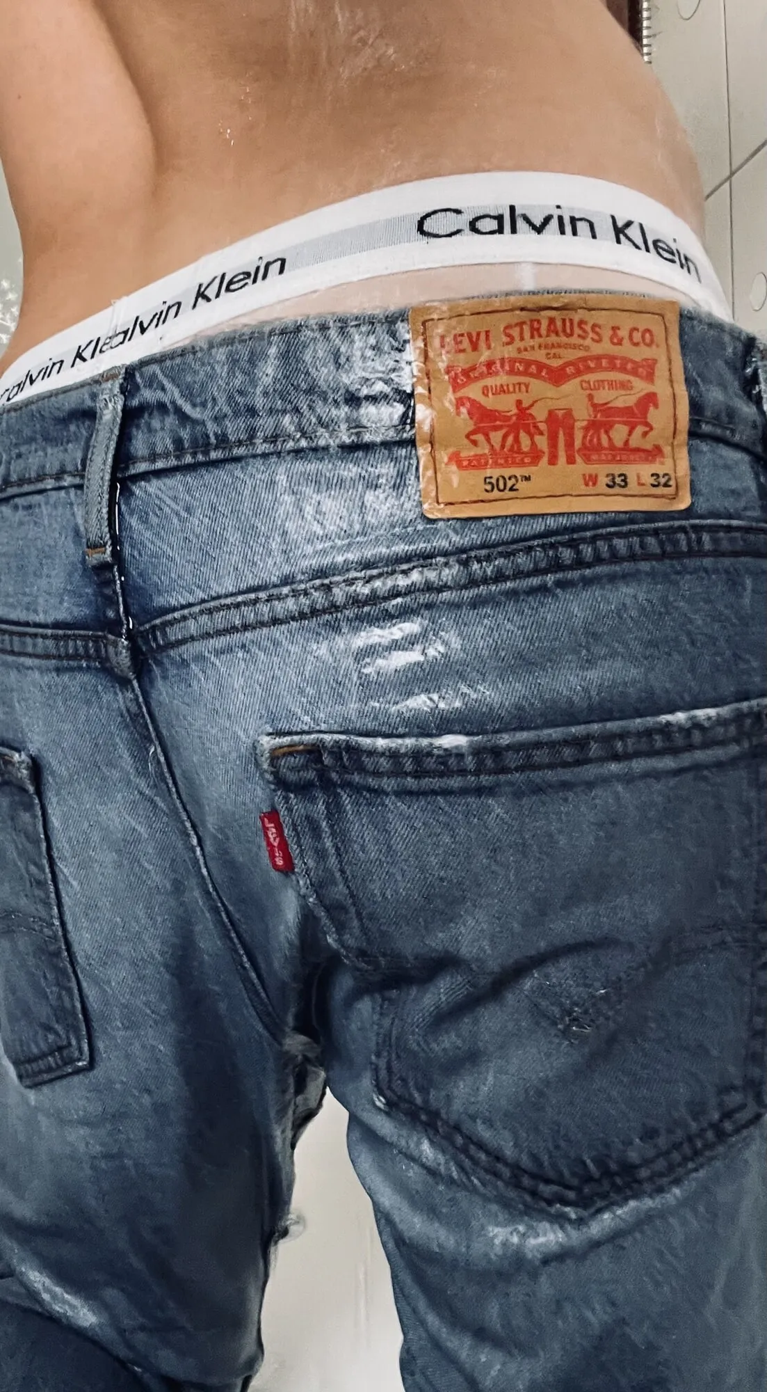 Мокрые джинсы Levis