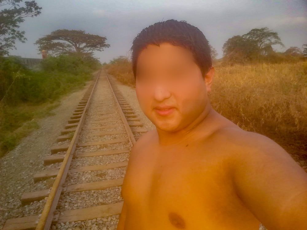 Mis Pezones Exhibidos en las Vias del Tren-Yop Sin Camiseta  #13