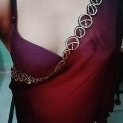穿着紫色纱丽服的同性恋 Crossdresser gaurisissy 看起来像一个 H