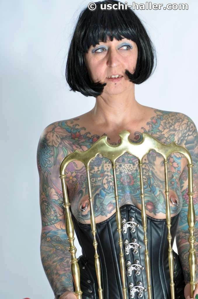 Photo shoot with full body tattooed MILF Cleo #39